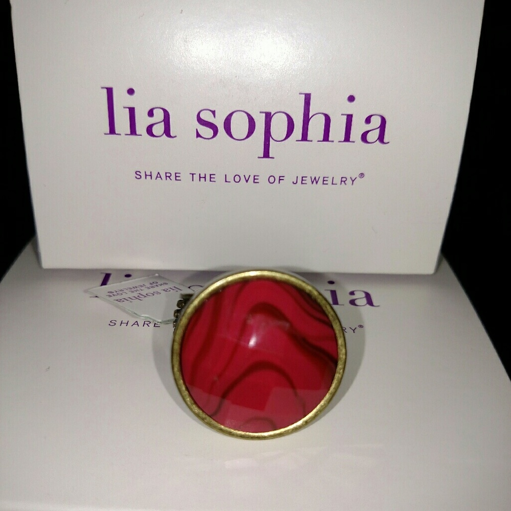 Lia Sophia statement ring size 7